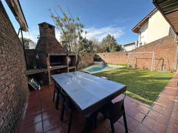 Casa 6 Amb - 4 Dorm Jadin y Pileta  - Punta Chica