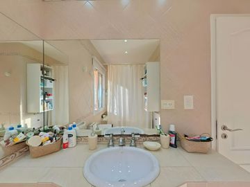 CASA EN VENTA 3 DORMITORIOS CON PILETA B.CERRADO