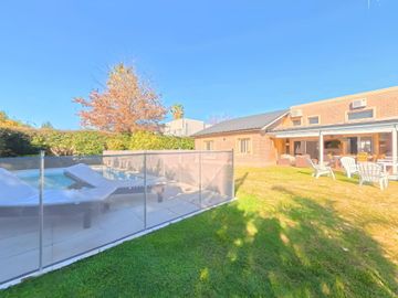 CASA EN VENTA 3 DORMITORIOS CON PILETA B.CERRADO