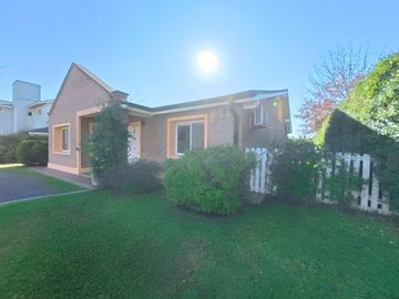 CASA EN VENTA 3 DORMITORIOS CON PILETA B.CERRADO