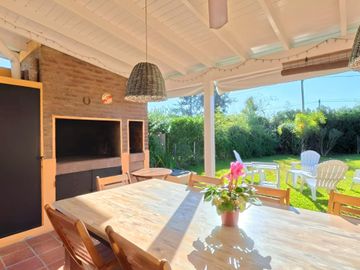 CASA EN VENTA 3 DORMITORIOS CON PILETA B.CERRADO