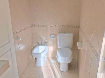 CASA EN VENTA 3 DORMITORIOS CON PILETA B.CERRADO