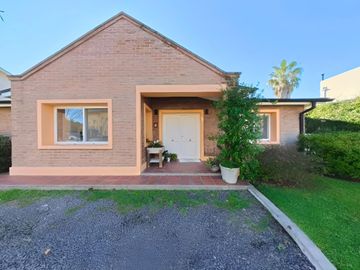 CASA EN VENTA 3 DORMITORIOS CON PILETA B.CERRADO