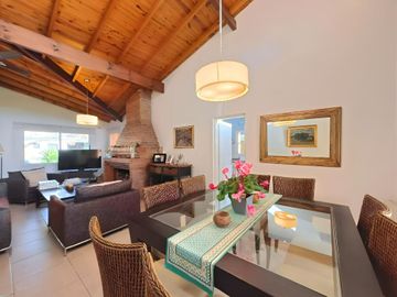 CASA EN VENTA 3 DORMITORIOS CON PILETA B.CERRADO