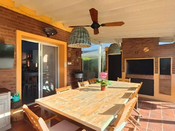 CASA EN VENTA 3 DORMITORIOS CON PILETA B.CERRADO