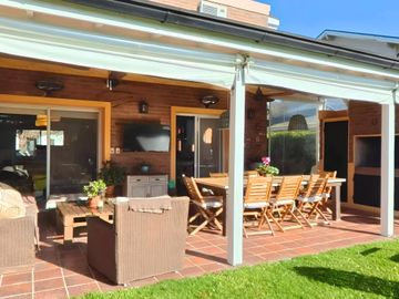 CASA EN VENTA 3 DORMITORIOS CON PILETA B.CERRADO