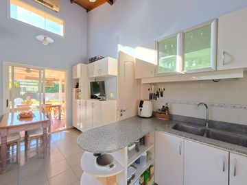 CASA EN VENTA 3 DORMITORIOS CON PILETA B.CERRADO