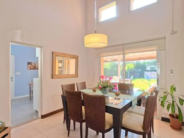 CASA EN VENTA 3 DORMITORIOS CON PILETA B.CERRADO
