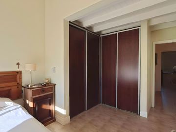 CASA EN VENTA 3 DORMITORIOS CON PILETA B.CERRADO