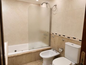 VENTA CASA 4 AMBIENTES CON GARAGE EN QUILMES