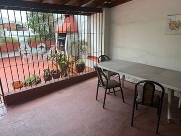 OPORTUNIDAD VENTA CASA 5 AMBIENTES COCHERA TERRAZA