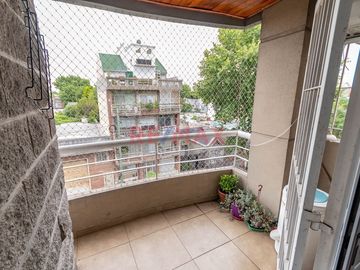 Dpto 3 amb, con balcon, cochera y baulera Lanus O