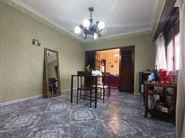 Venta casa  4 amb con local.Zona  Comercial