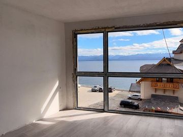 Departamento céntrico con plena vista al lago.