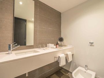 Venta 2 ambintes amoblado SLS Puerto Madero