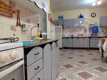 Venta casa 5 ambientes + departamento 4 ambientes