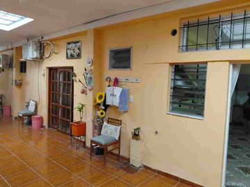Venta casa 5 ambientes + departamento 4 ambientes