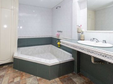 CASA VENTA  10x47m FONDO PISCINA QUINCHO