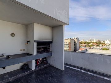 DEPARTAMENTO MONOAMBIENTE CON BALCON EN FLORES