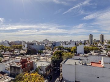 DEPARTAMENTO MONOAMBIENTE CON BALCON EN FLORES