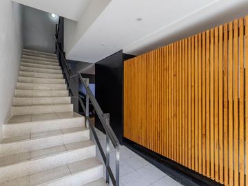 DEPARTAMENTO MONOAMBIENTE CON BALCON EN FLORES
