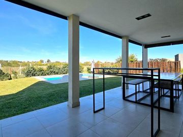 VENTA CASA 5 AMB PISCINA SAN RAMIRO PILAR DEL ESTE