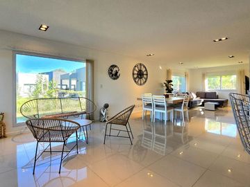 VENTA CASA 5 AMB PISCINA SAN RAMIRO PILAR DEL ESTE
