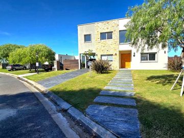 VENTA CASA 5 AMB PISCINA SAN RAMIRO PILAR DEL ESTE