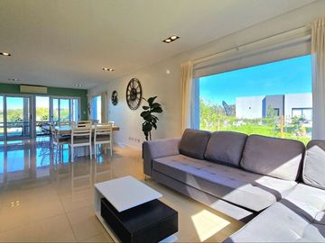 VENTA CASA 5 AMB PISCINA SAN RAMIRO PILAR DEL ESTE