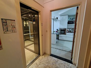 VENTA SEMIPISO 3 AMBIENTES AL FRENTE EN FLORES