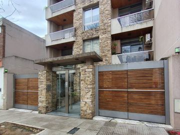 VENTA SEMIPISO 3 AMBIENTES AL FRENTE EN FLORES