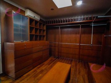 CASA DE LUJO EN VENTA EN JARDINES DEL LAGO, AGUASCALIENTES, CON ALBERCA Y TERRENO DE 1,130 M²