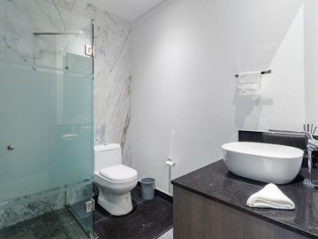 Exclusivo departamento de dos niveles en polanco con balcón, terraza y vigilancia 24/7