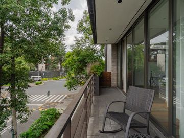 Exclusivo departamento de dos niveles en polanco con balcón, terraza y vigilancia 24/7