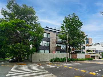 Exclusivo departamento de dos niveles en polanco con balcón, terraza y vigilancia 24/7