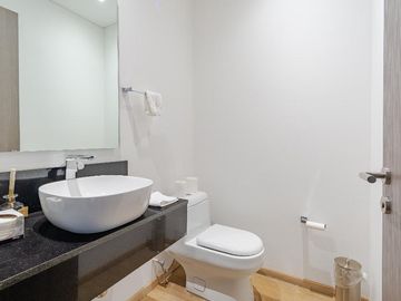 Exclusivo departamento de dos niveles en polanco con balcón, terraza y vigilancia 24/7