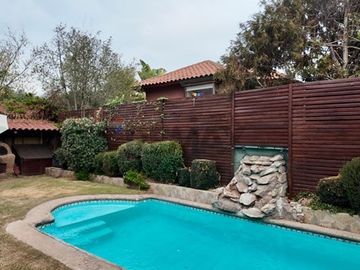 Casa con piscina en condominio Huechuraba