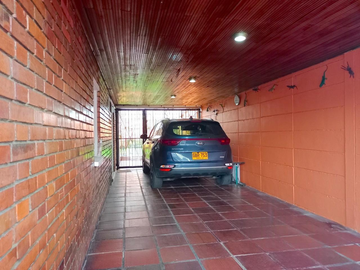 Casa en venta de 4 hab. en Niza Antigua, Bogotá