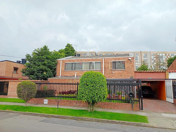 Casa en venta de 4 hab. en Niza Antigua, Bogotá