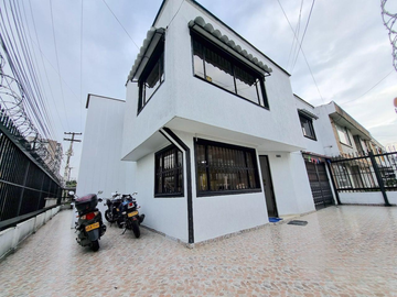 Casa en venta de 6 hab. en NORMANDIA, Bogotá