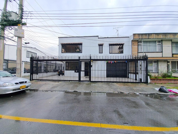 Casa en venta de 6 hab. en NORMANDIA, Bogotá