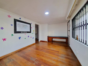 Casa en venta de 6 hab. en NORMANDIA, Bogotá