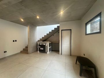 EN VENTA TRIPLEX 4 AMBIENTES A ESTRENAR CON JARDIN Y COCHERA, VILLA BALLESTER
