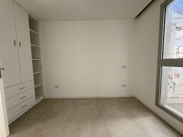 Alquiler 2 ambientes con cochera cubierta en La Perla a estrenar