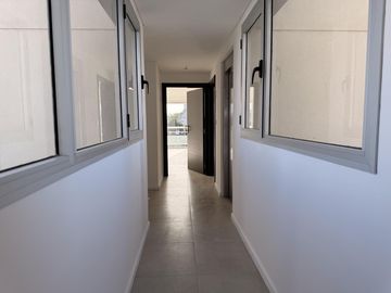 Alquiler 2 ambientes con cochera cubierta en La Perla a estrenar