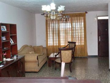 Casa amplia de 2 niveles con garaje en cuarto de legua al lado de la avenida de los cerros