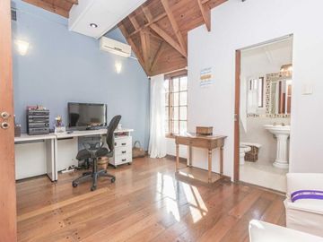 CASA 5 AMBIENTES CON COCHERA Y PATIO BARRIO RIVER