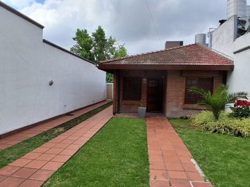VENTA CASA CON QUINCHO Y FONDO EN MERLO APTO CRED.