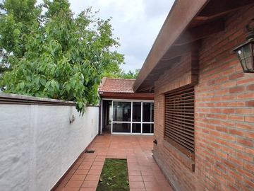 VENTA CASA CON QUINCHO Y FONDO EN MERLO APTO CRED.