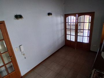 VENTA CASA CON QUINCHO Y FONDO EN MERLO APTO CRED.
